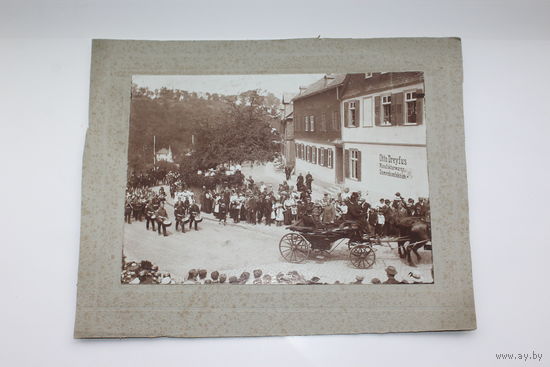 Старая фотография на картоне.