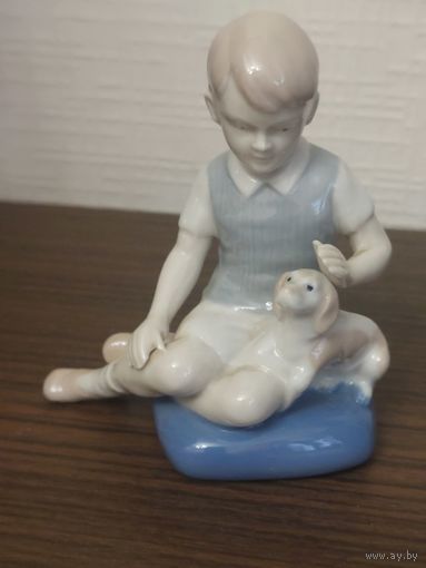 Фарфлровая фигурка мальчик