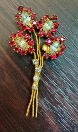 Винтажная брошь Рубиновый букет . маленькая потеря одного камешка на фото видно в остальном в идеальном состоянии .
