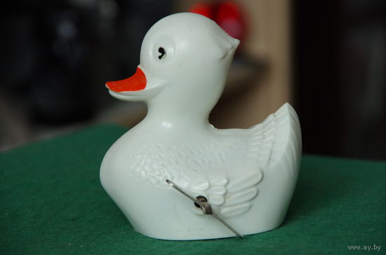 Игрушка механическая из СССР  " Уточка  "     В использовании не была