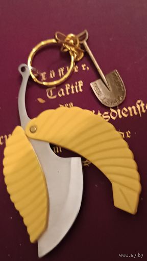 Нож брелок. Листик осенний. Не точен, отличный брелок для ключей.