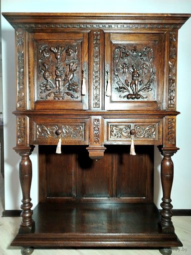 Старинный шкаф.