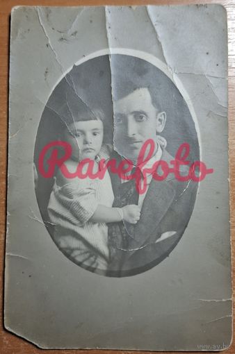 1929 Открыточный формат отец с дочерью г. Рогачев типажи ретро студийное фото