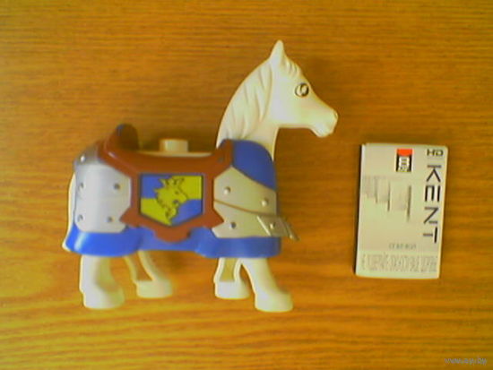 Верный боевой конь с понурой головой. Рыцарьский конь ЛЕГО Дупло 4775. Z LEGO Duplo. Castle. Knight and Squire - Рыцарь и оруженосец. (Duplo Horse with One Stud and Movable Head, Eyes Pattern - White)