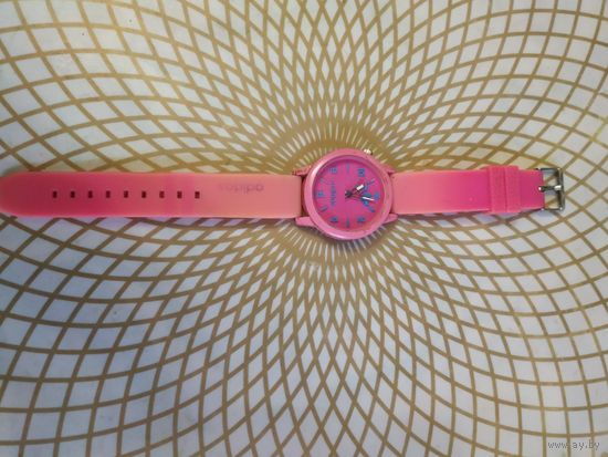 Часы наручные с ремешком ADIDAS, тикают. Состояние на скане.