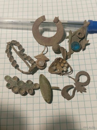 Старые женские украшения.