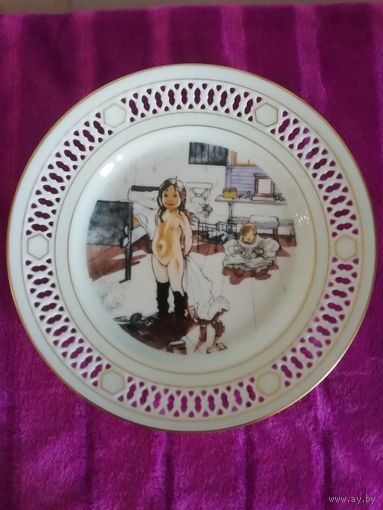 Коллекционная настенная тарелка "Комната мамы и маленьких девочек". Резной фарфор. Дания. 21,5 см