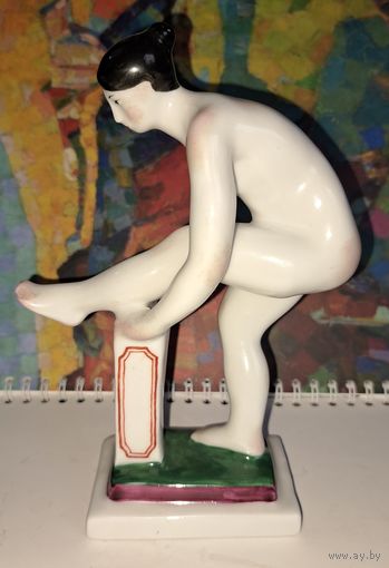 Фарфоровая статуэтка. Девушка.