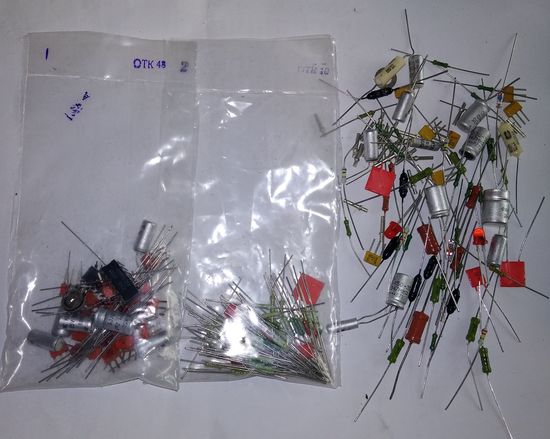 Детали от радиоконструкторов. Все на фото.