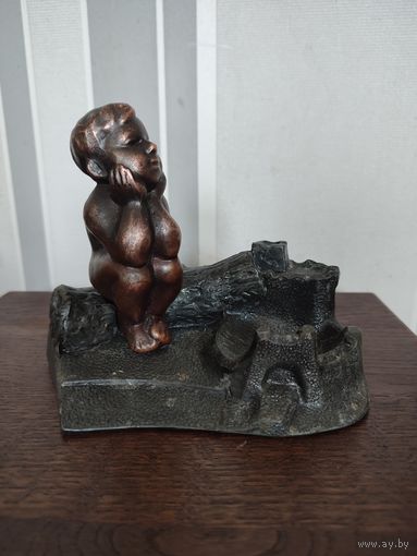 Статуэтка подсвечник Мальчик у костра.