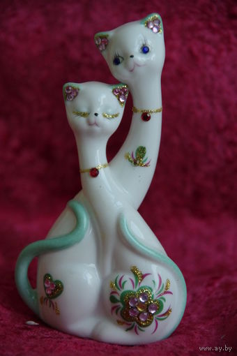 Статуэтка фарфоровая " Котики " целая , высота 13 см