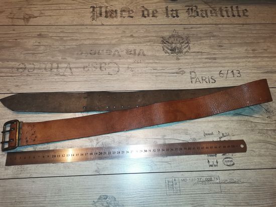 Кожаный ремень с латунной прягой, длина 125 см.