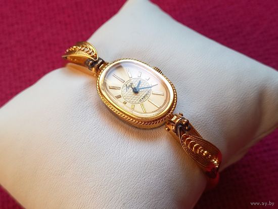 Часы ЛУЧ СССР. На ходу. Женские. Новые! Позолота.