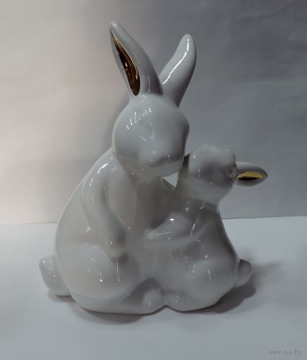 Статуэтка фарфоровая "Зайцы" 80-е годы Европа. Высота 16 см.