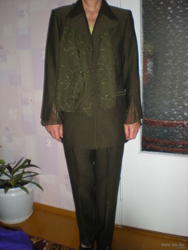 Костюм брючный р. 48