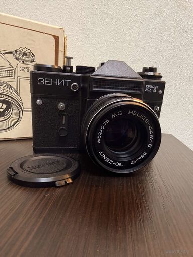 Винтажный советский фотоаппарат Зенит -ЕТ оснащен объективом МС Helios-44M6 с фокусным расстоянием 58мм и светосилой 1:2  в коробке с документами .