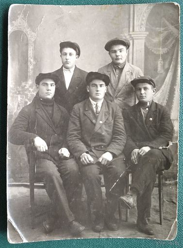 Фото группы мужчин. 1930-е. 9.5х14 см.