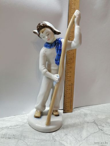 Фарфоровая статуэтка Лыжник. Есть дефекты.