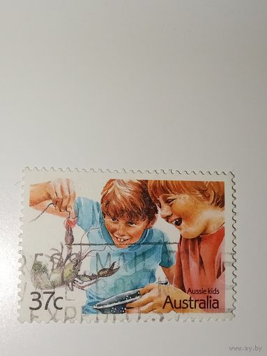 Австралия год 1987.  На марке изображены мальчики, ловящие раков