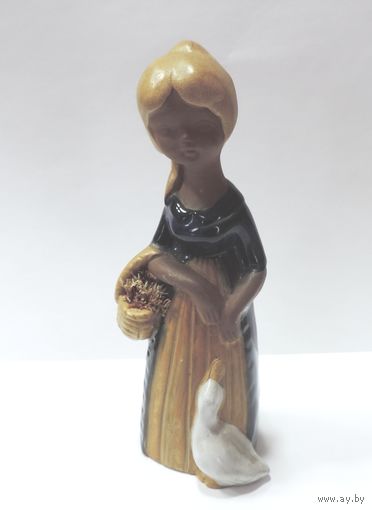 Статуэтка "Девушка с корзинкой" 80-е годы Европа. Керамика. Высота 14 см.