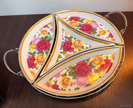 Менажница керамическая  4 отдельных друг от друга  предмета в металлическом подносе . состояние идеальное