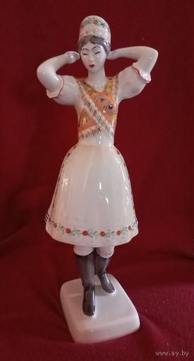 Фарфоровая статуэтка девушки в национальном костюме, Hollohaza Холлохаза, Венгрия