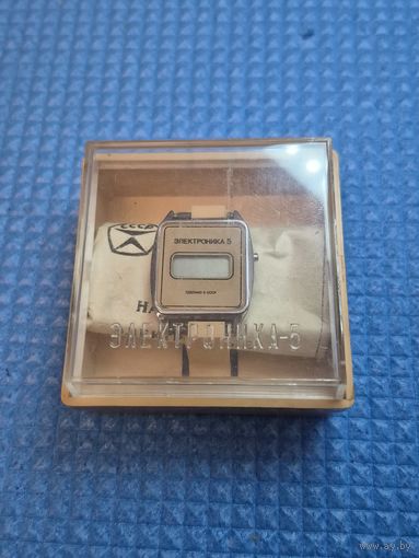 Часы электронника 5. Новые. Царапина! С 1 рубля