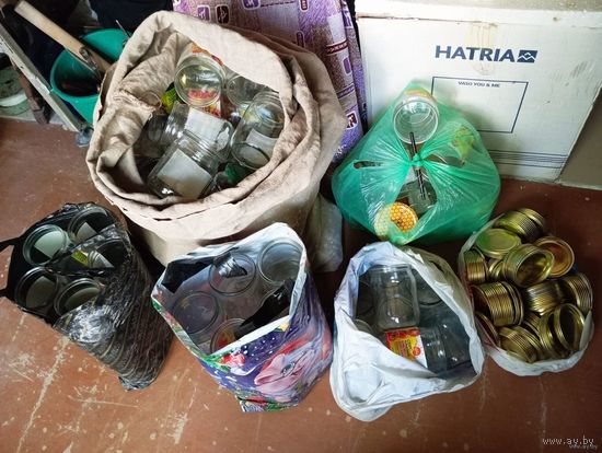 - БАНКИ 100 шт 0.6 , 0.8 л с крышками закрутками и без 0.5 л + банка 10 л + 70 шт жестяных крышек для закатки