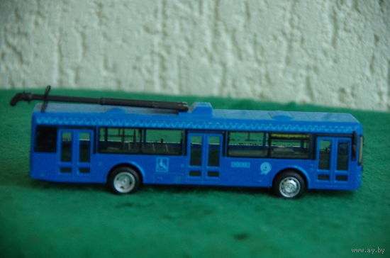 Машинка  ( Троллейбус )  М 1: 72 )