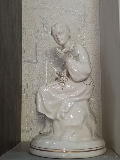 Девушка с венком.Старый Минск, круглое самое первое клеймо.