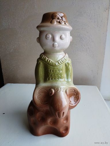 Виноградовская керамика статуэтка Гуцул с барашком, 1960-е гг.