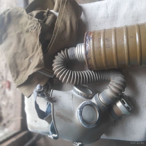 Противогазы 2 шт взрослый и детский