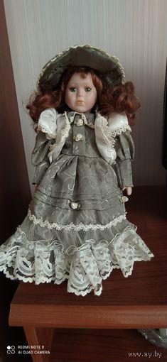 Кукла фарфоровая