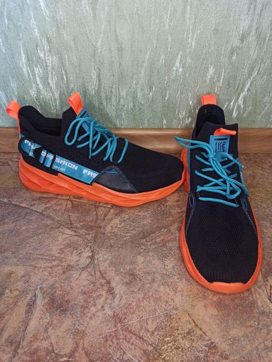 Кроссовки мужские 43 размер по стельке 285 мм.