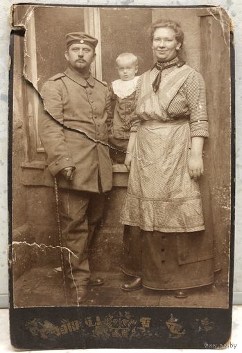 Военнослужащий в форме с семьёй, кабинетный портрет, Линц, Австро-Венгрия, конец 19-го века