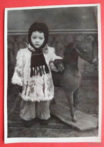 Фото мальчика с игрушечной лошадкой. 1953 г. 8х11 см.