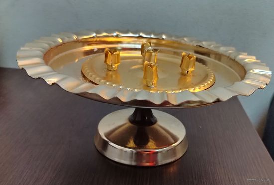 Подсвечник для свечей , из тонкого золотистого метала ( легкий ) можно использовать под свечи можно использовать как блюдо на ножке .размеры высота-10см ширина 24 см вес не боле 150 грамм .