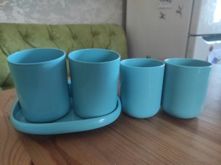 Набор стаканов и полочка в ванную комнату. Цвет бирюзовый. Есть полочка небольшая, которая крепится к стенке клейкой лентой либо на болты (размер 17 на 10 см). Есть 4 стаканчика. Двумя стаканами не по