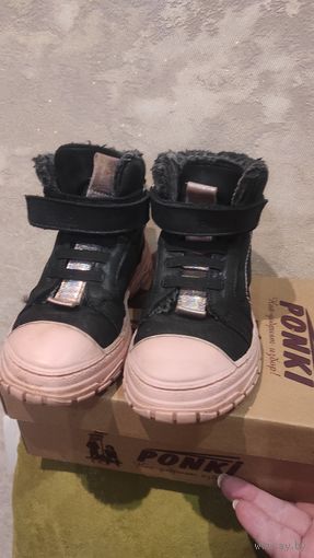 Фирменные ботинки Ponki на 28-29 размер, натуральная кожа, стелька не достается, точно длину не скажу. Покупала за границей. Очень красивые, осень или еврозима, ну действительно очень удобные. Носим э