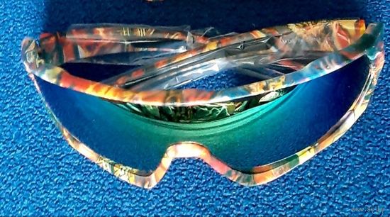 Очки.Полу-комуфляжные. Тонированные. Охота, рыбалка, походы, альпинизм. Подойдут на биатлон, лыжи, сноуборд, велоспорт, альпинизм, ходьба, мото-автоспорт и многое другое. Нет слепых зон. Хорошая обзор