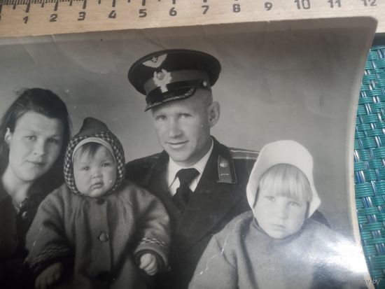 Фотография летчика с семьёй. Псков 1951 год.