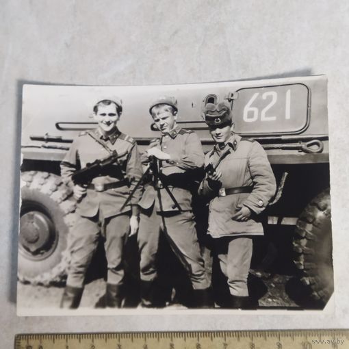 Фотография. История СССР в лицах. Из дембельского альбома солдата Внутренних войск МВД СССР. 1984 год. Форма, оружие, БТР.