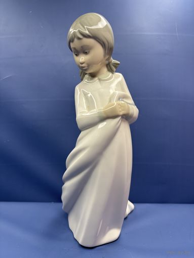 Фарфоровая фигура Девочка в пижаме Ручная подглазурная роспись.Испания, NAO by Lladro, после 1982 года.