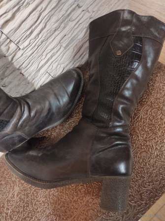 Сапоги Марко на 38-39 размер, натуральные. Коричневый цвет Маркировка 39. Высота 38 см, высота каблука 5 см, ПО по верху примерно 19 см плюс есть резинка. Хорошие, теплые сапоги. Б/у, в хорошем состоя