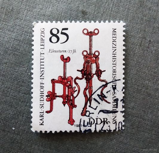 Марка ГДР 1981 год Старые медицинские инструменты