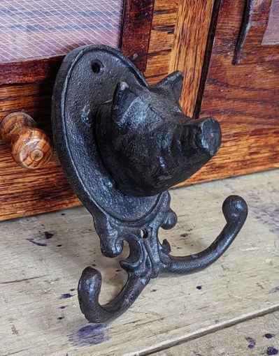 Вешалка чугунная "Свинка"