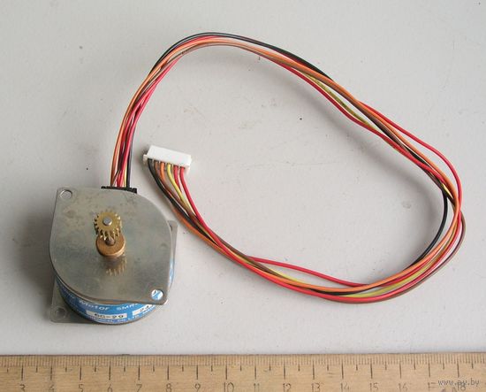 Шаговый электродвигатель SMR40 24 Вольт 30 Ом