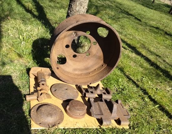 Части стариной, довоенной техники.