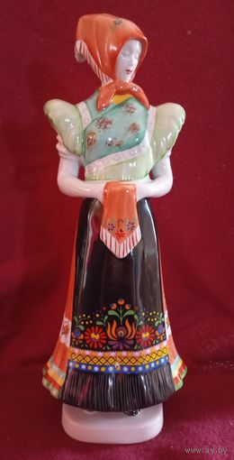 Фарфоровая статуэтка девушки в национальном костюме, Hollohaza Холлохаза, Венгрия