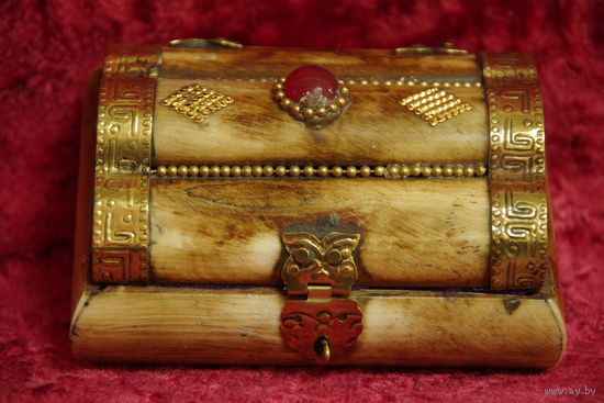 Шкатулка из кости ( 7 см х 10 см , высота 4 см )